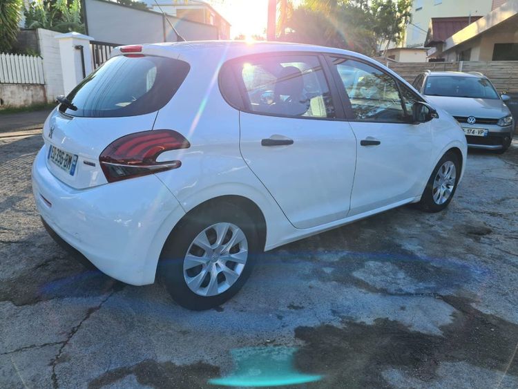 voiture occasion PEUGEOT 208 à la Réunion disponible sur noutlauto.re