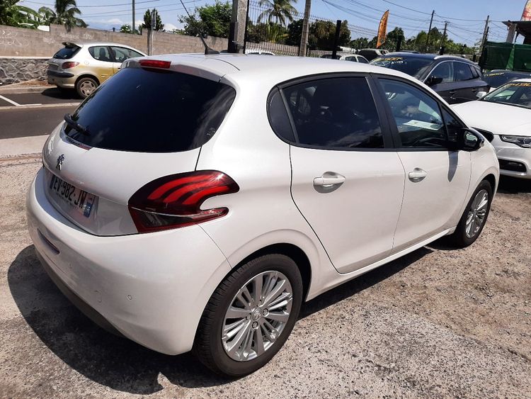 voiture occasion PEUGEOT 208 à la Réunion disponible sur noutlauto.re