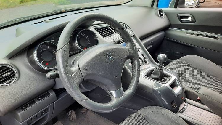 voiture occasion PEUGEOT 5008 à la Réunion disponible sur noutlauto.re