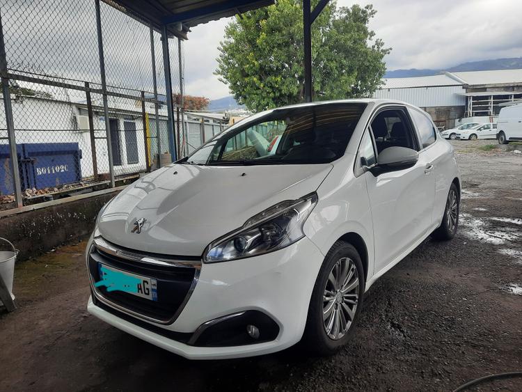 voiture occasion PEUGEOT 208 à la Réunion disponible sur noutlauto.re