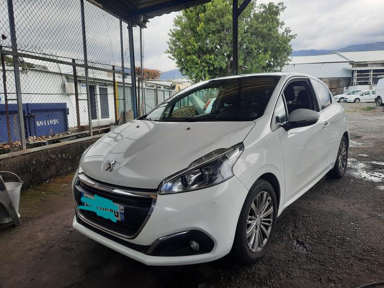 voiture occasion PEUGEOT 208 à la Réunion disponible sur noutlauto.re