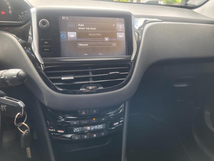 voiture occasion PEUGEOT 208 à la Réunion disponible sur noutlauto.re