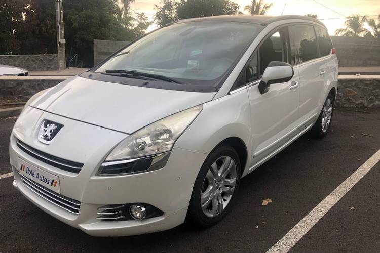 voiture occasion PEUGEOT 5008 à la Réunion disponible sur noutlauto.re