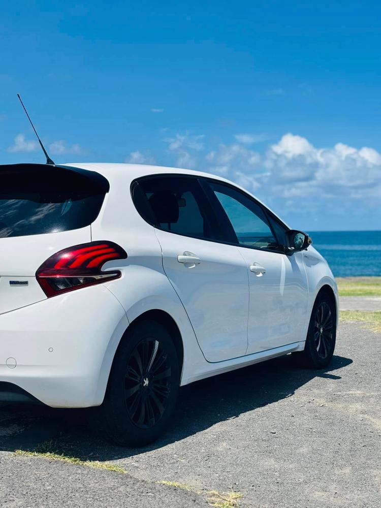 voiture occasion PEUGEOT 208 à la Réunion disponible sur noutlauto.re