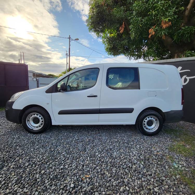 voiture occasion PEUGEOT PARTNER à la Réunion disponible sur noutlauto.re