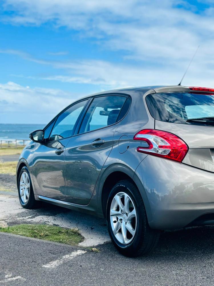 voiture occasion PEUGEOT 208 à la Réunion disponible sur noutlauto.re