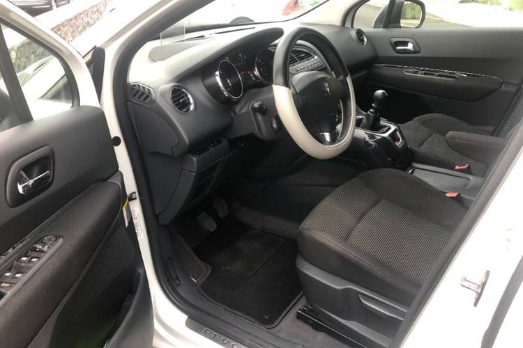 voiture occasion PEUGEOT 5008 à la Réunion disponible sur noutlauto.re