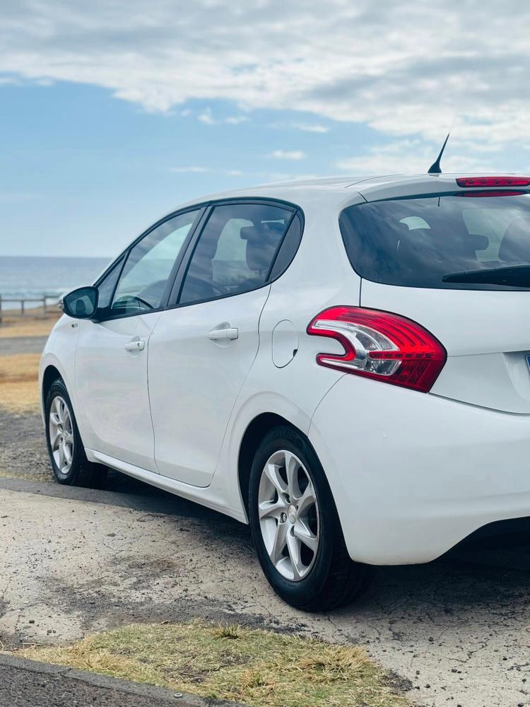 voiture occasion PEUGEOT 208 à la Réunion disponible sur noutlauto.re