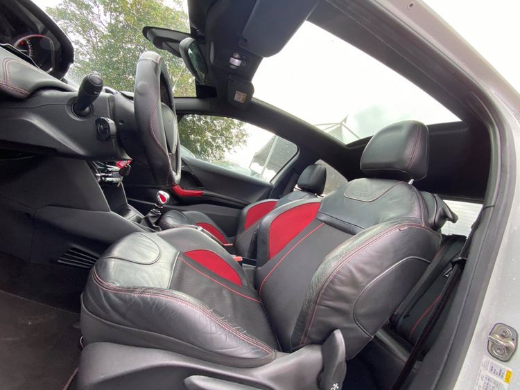 voiture occasion PEUGEOT 208 à la Réunion disponible sur noutlauto.re