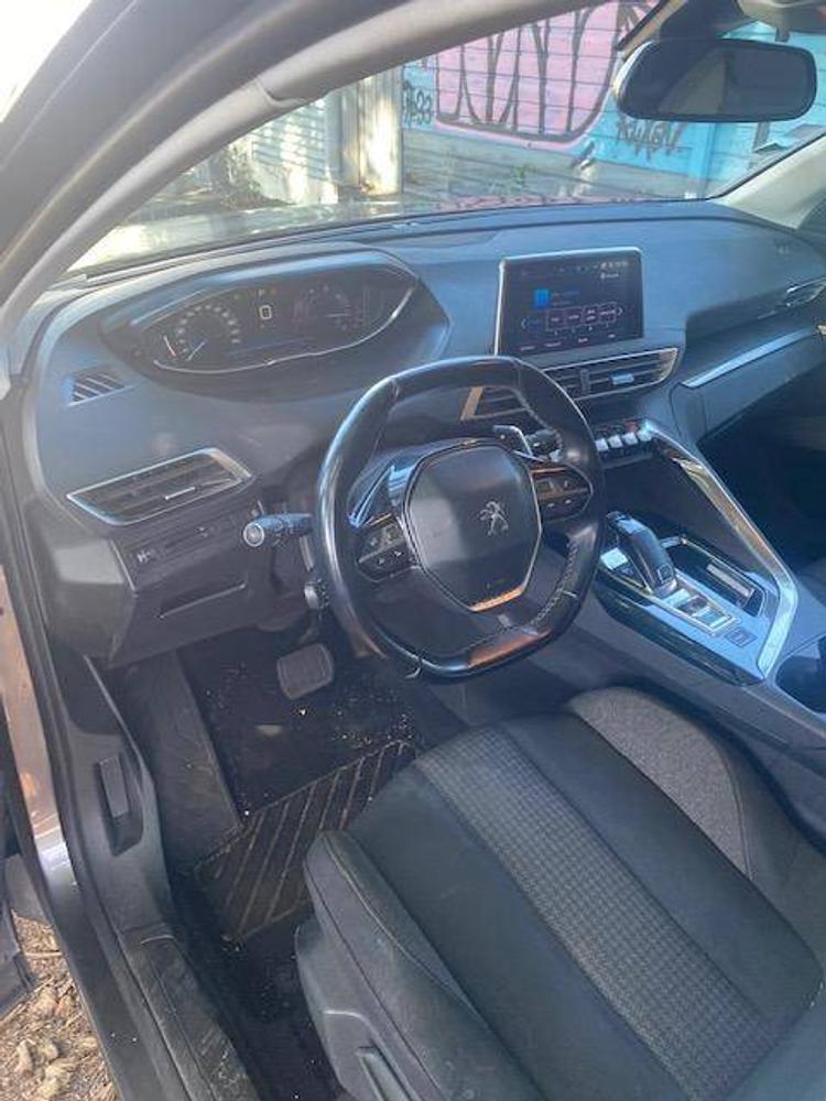 voiture occasion PEUGEOT 5008 à la Réunion disponible sur noutlauto.re
