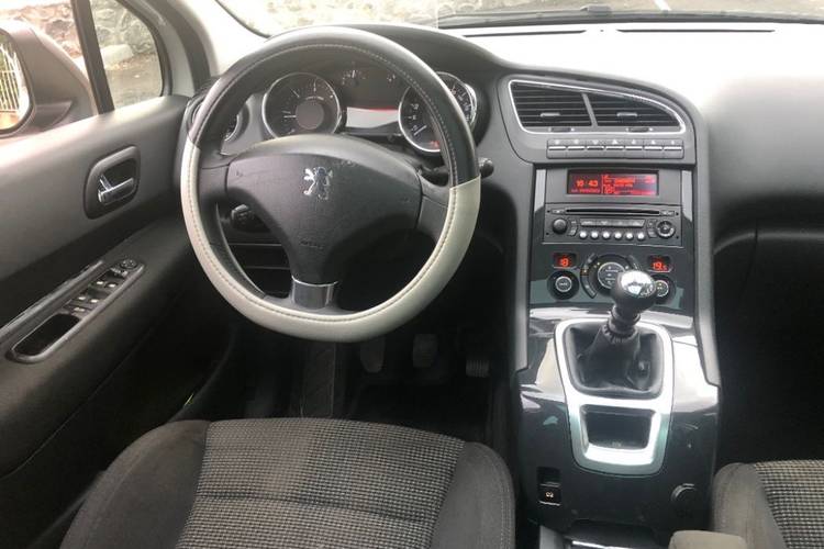 voiture occasion PEUGEOT 5008 à la Réunion disponible sur noutlauto.re