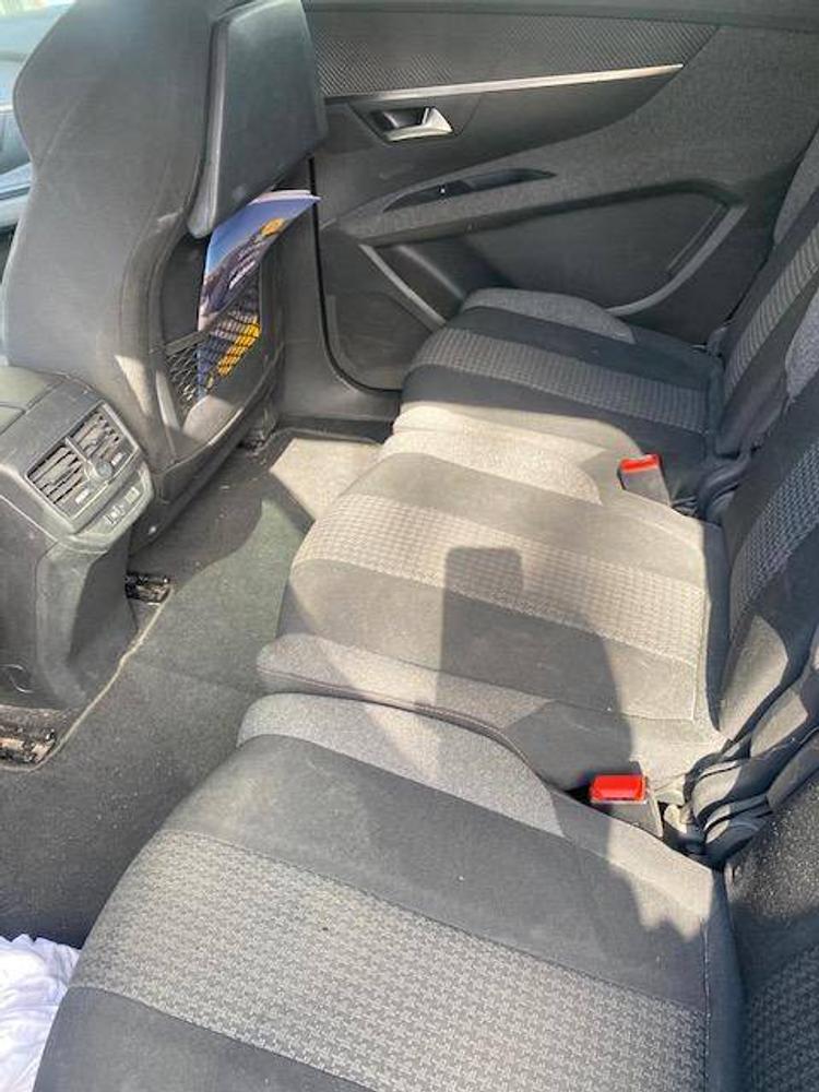 voiture occasion PEUGEOT  5008 à la Réunion disponible sur noutlauto.re