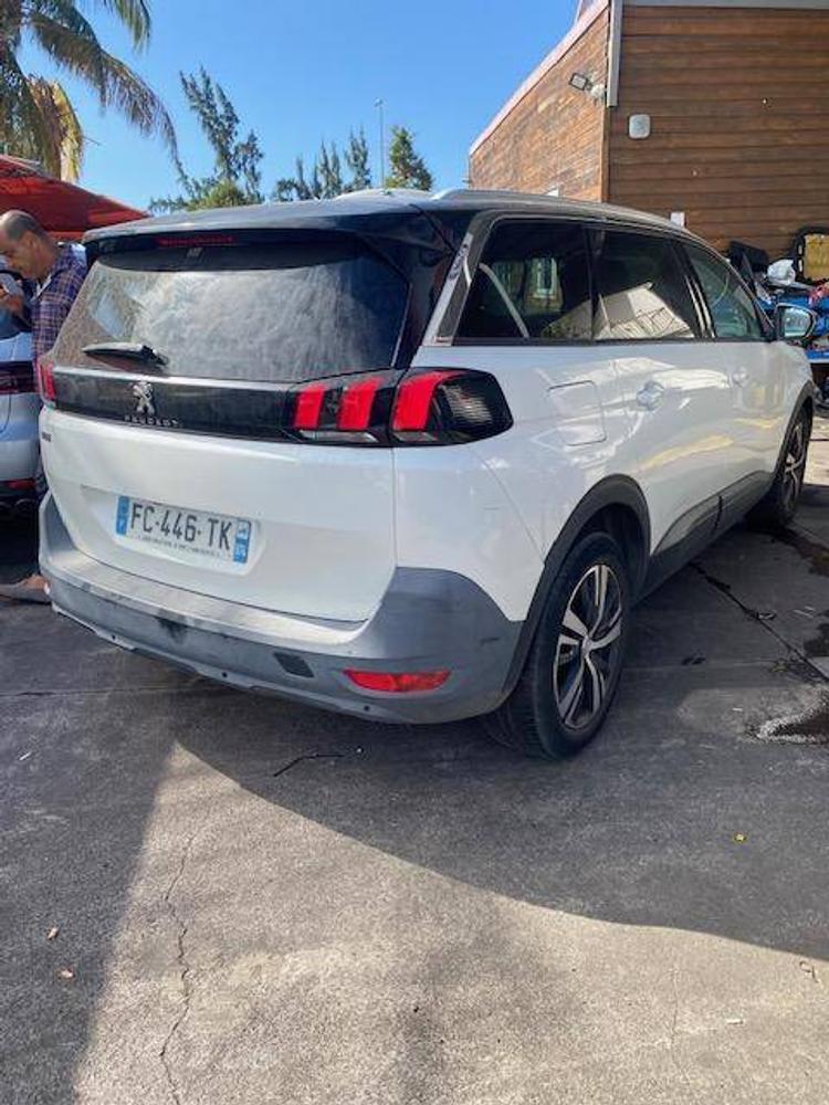 voiture occasion PEUGEOT  5008 à la Réunion disponible sur noutlauto.re