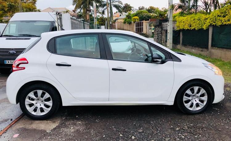 voiture occasion PEUGEOT 208 à la Réunion disponible sur noutlauto.re