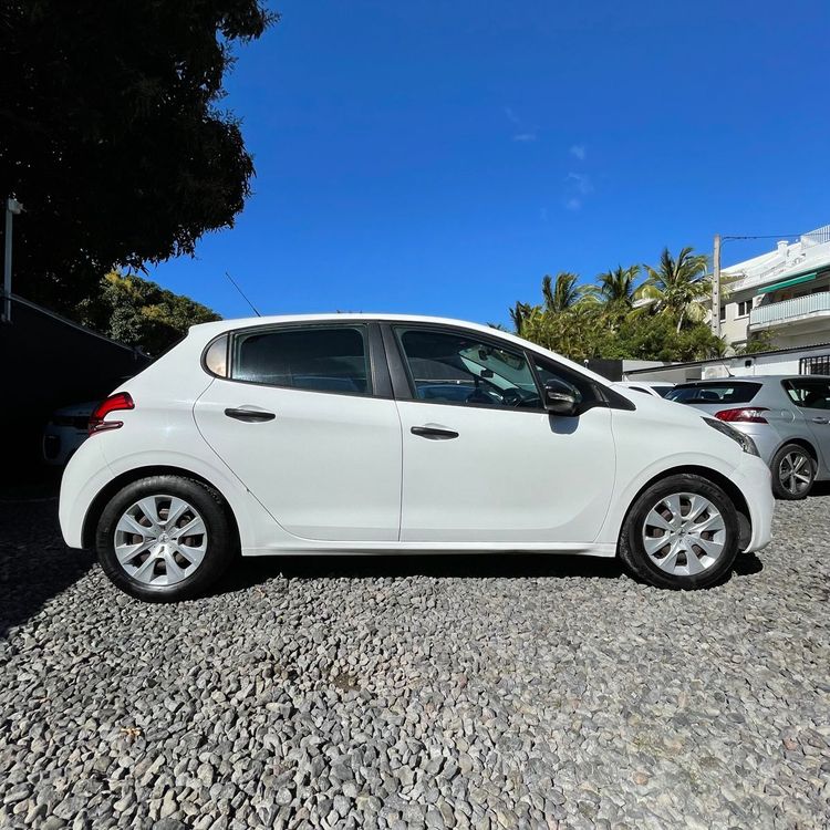 voiture occasion PEUGEOT 208 à la Réunion disponible sur noutlauto.re