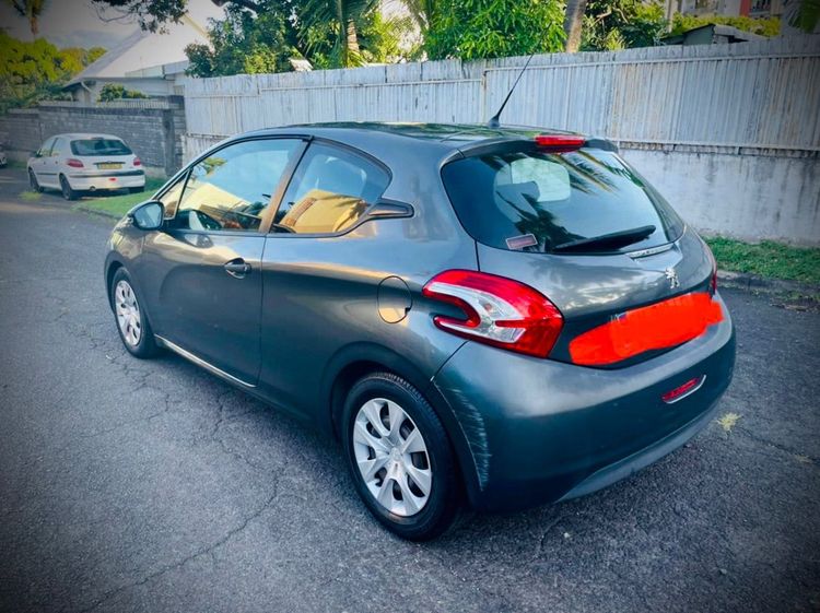 voiture occasion PEUGEOT 208 à la Réunion disponible sur noutlauto.re