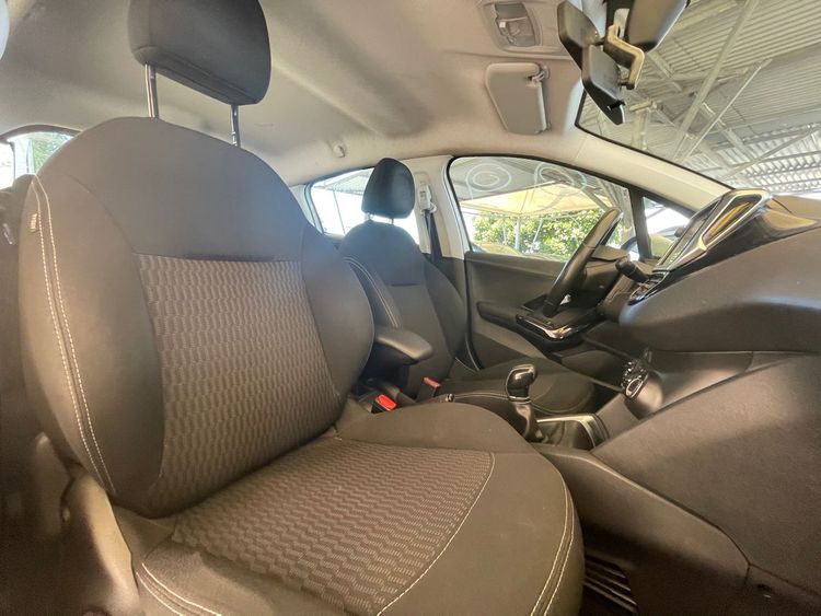 voiture occasion PEUGEOT 208 à la Réunion disponible sur noutlauto.re