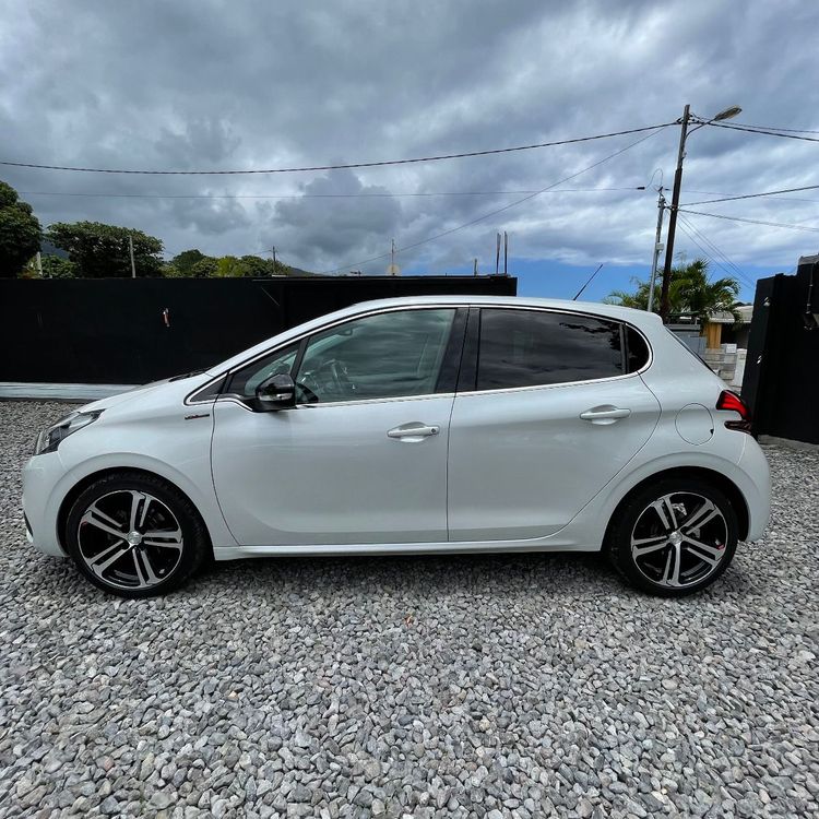voiture occasion PEUGEOT 208 à la Réunion disponible sur noutlauto.re
