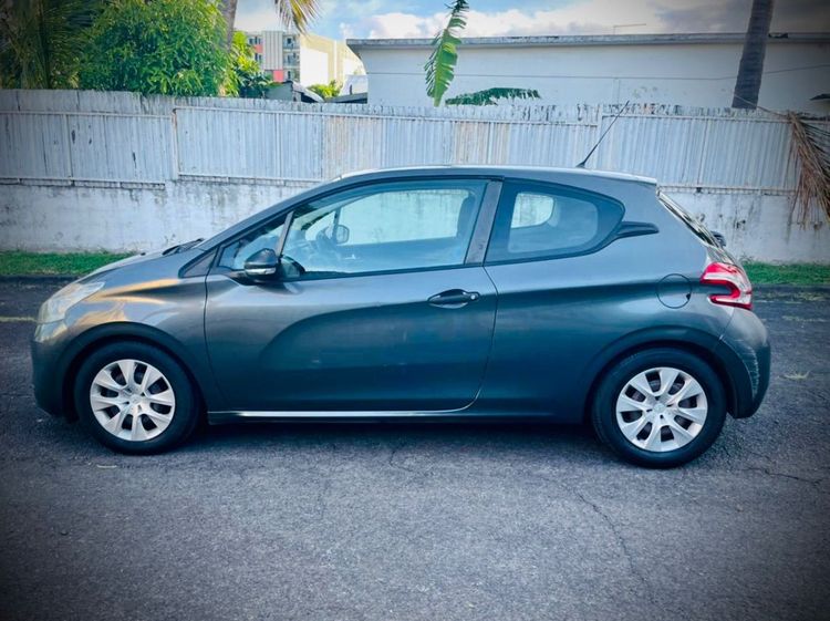 voiture occasion PEUGEOT 208 à la Réunion disponible sur noutlauto.re