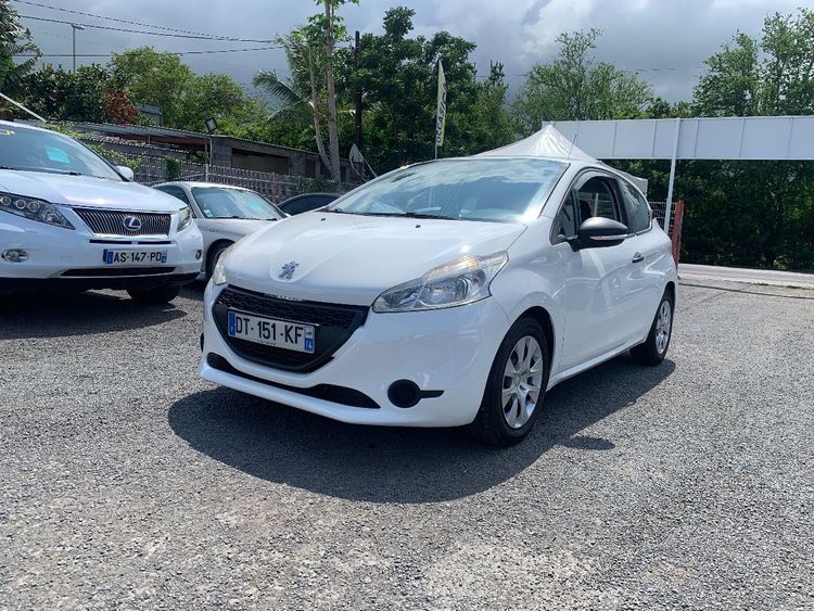 voiture occasion PEUGEOT 208 à la Réunion disponible sur noutlauto.re