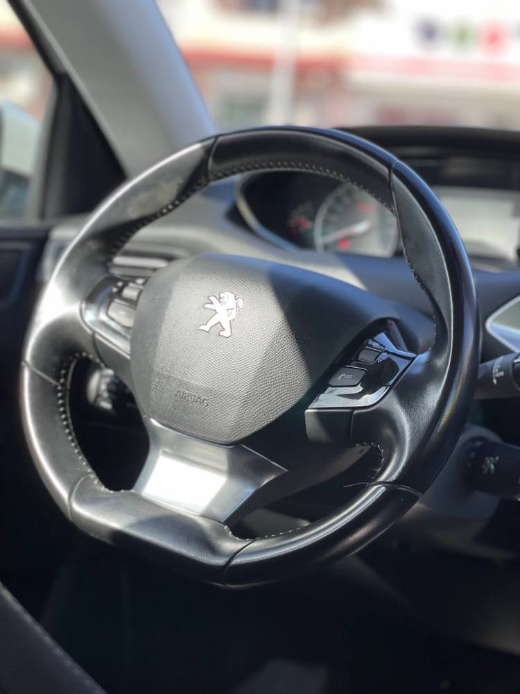 voiture occasion PEUGEOT 308 à la Réunion disponible sur noutlauto.re