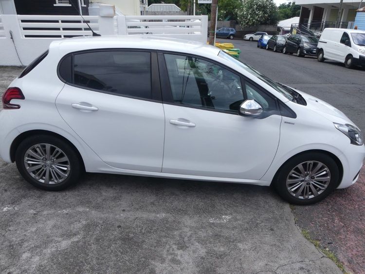 voiture occasion PEUGEOT 208 à la Réunion disponible sur noutlauto.re