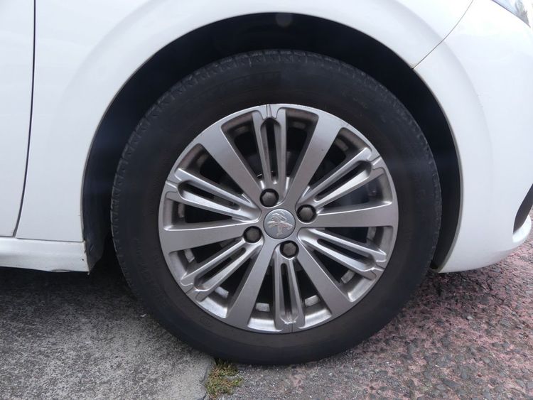 voiture occasion PEUGEOT 208 à la Réunion disponible sur noutlauto.re