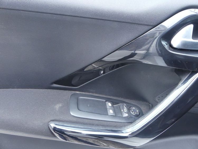 voiture occasion PEUGEOT 208 à la Réunion disponible sur noutlauto.re