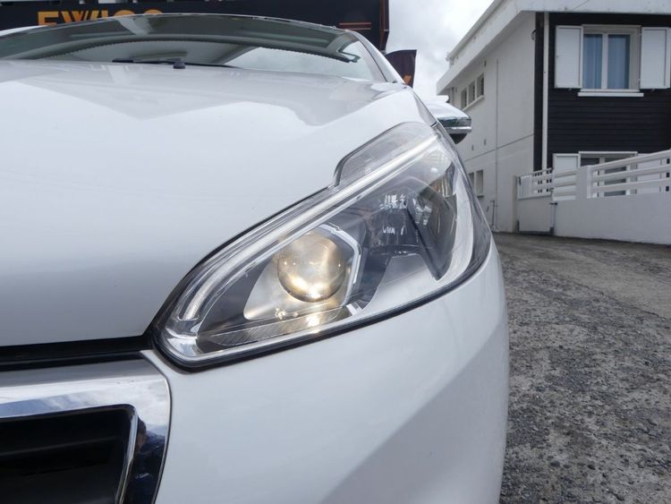 voiture occasion PEUGEOT 208 à la Réunion disponible sur noutlauto.re