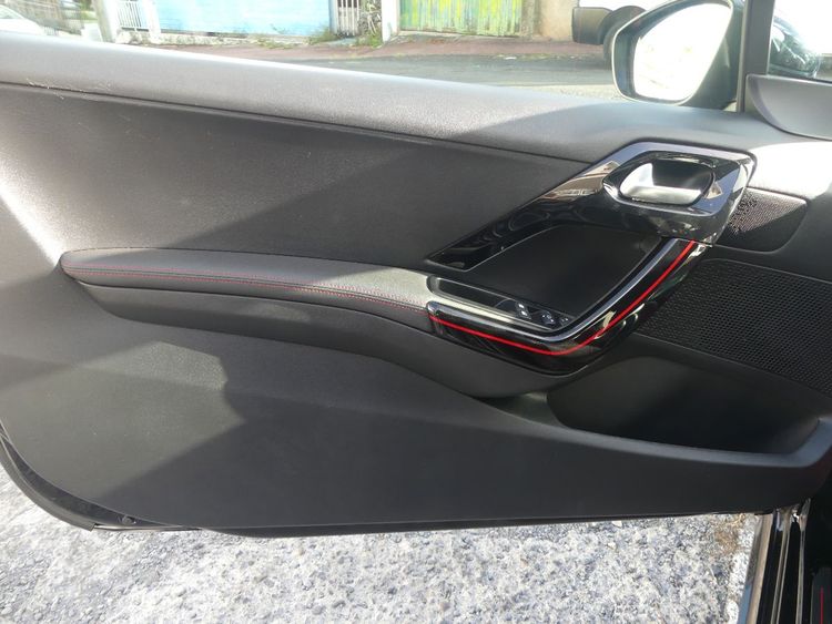 voiture occasion PEUGEOT 208 à la Réunion disponible sur noutlauto.re