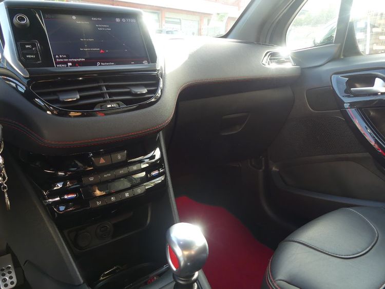 voiture occasion PEUGEOT 208 à la Réunion disponible sur noutlauto.re