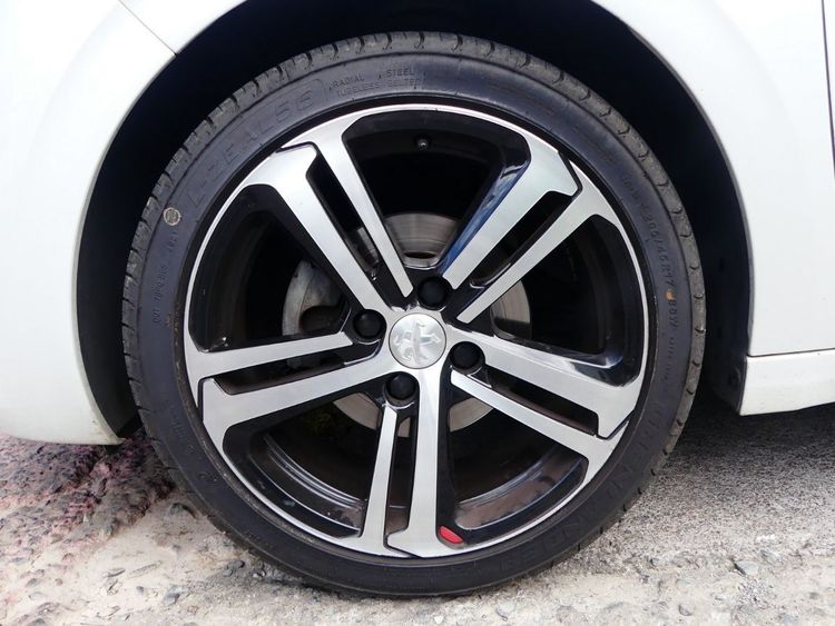voiture occasion PEUGEOT 208 à la Réunion disponible sur noutlauto.re