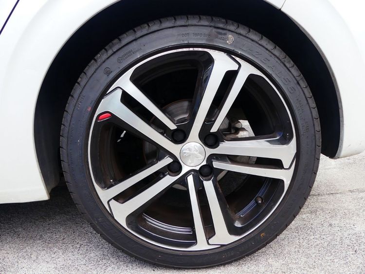 voiture occasion PEUGEOT 208 à la Réunion disponible sur noutlauto.re