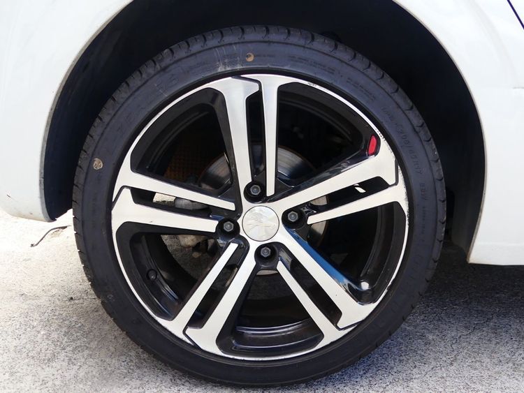 voiture occasion PEUGEOT 208 à la Réunion disponible sur noutlauto.re