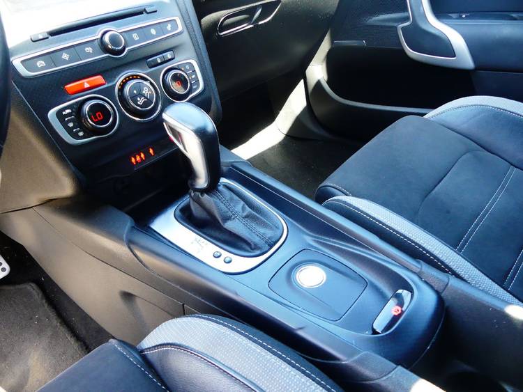 voiture occasion DS DS4 à la Réunion disponible sur noutlauto.re