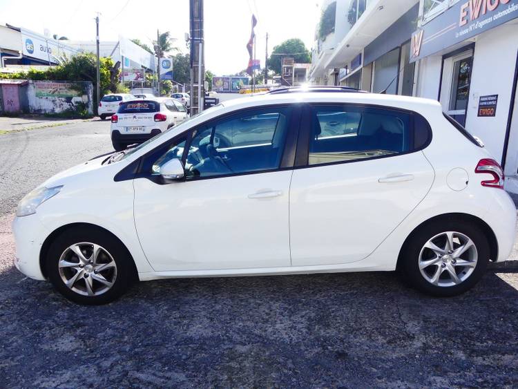 voiture occasion PEUGEOT 208 à la Réunion disponible sur noutlauto.re