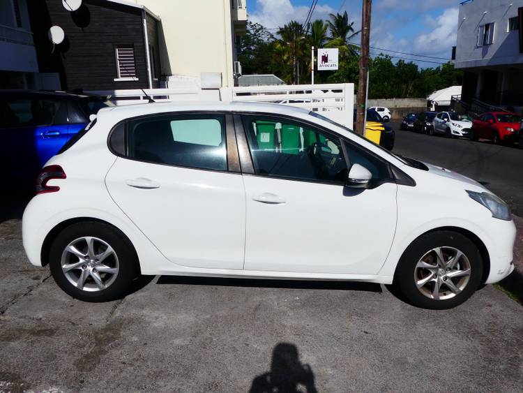 voiture occasion PEUGEOT 208 à la Réunion disponible sur noutlauto.re
