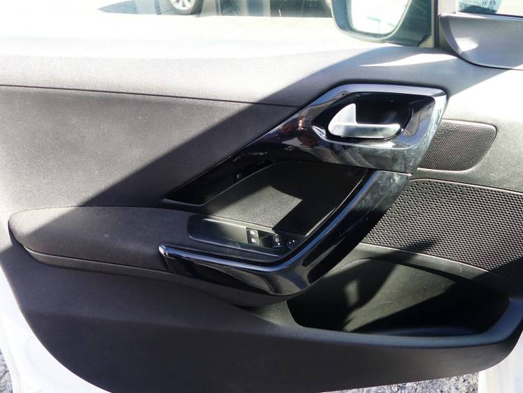 voiture occasion PEUGEOT 208 à la Réunion disponible sur noutlauto.re