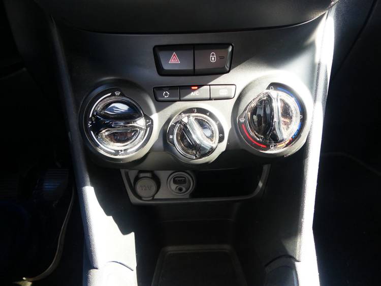 voiture occasion PEUGEOT 208 à la Réunion disponible sur noutlauto.re