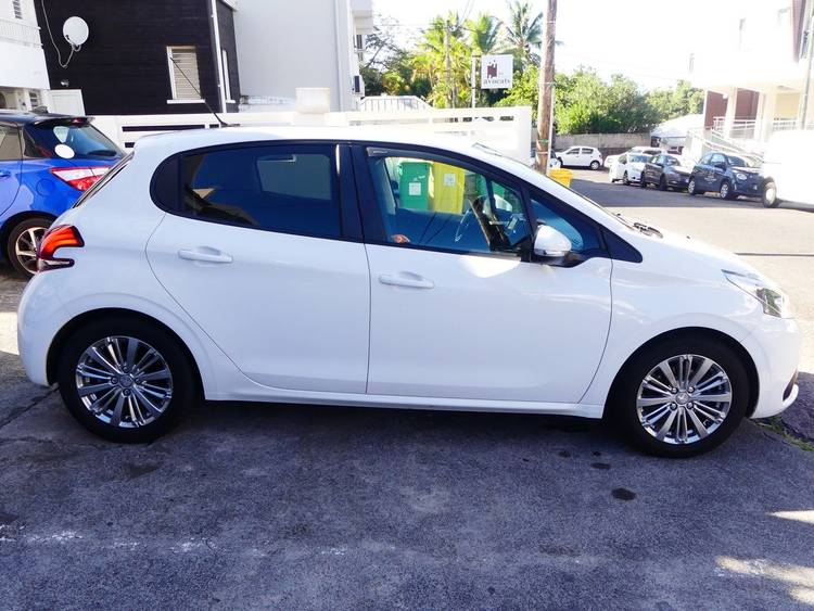 voiture occasion PEUGEOT 208 à la Réunion disponible sur noutlauto.re