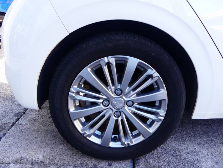 voiture occasion PEUGEOT 208 à la Réunion disponible sur noutlauto.re