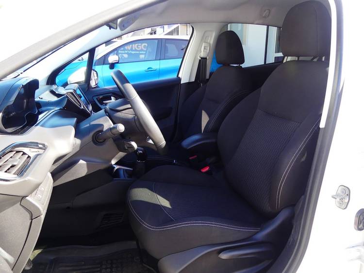 voiture occasion PEUGEOT 208 à la Réunion disponible sur noutlauto.re