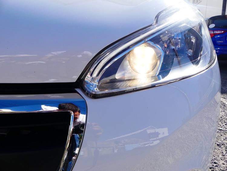 voiture occasion PEUGEOT 208 à la Réunion disponible sur noutlauto.re