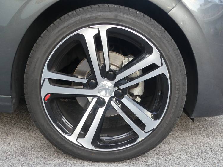 voiture occasion PEUGEOT 208 à la Réunion disponible sur noutlauto.re