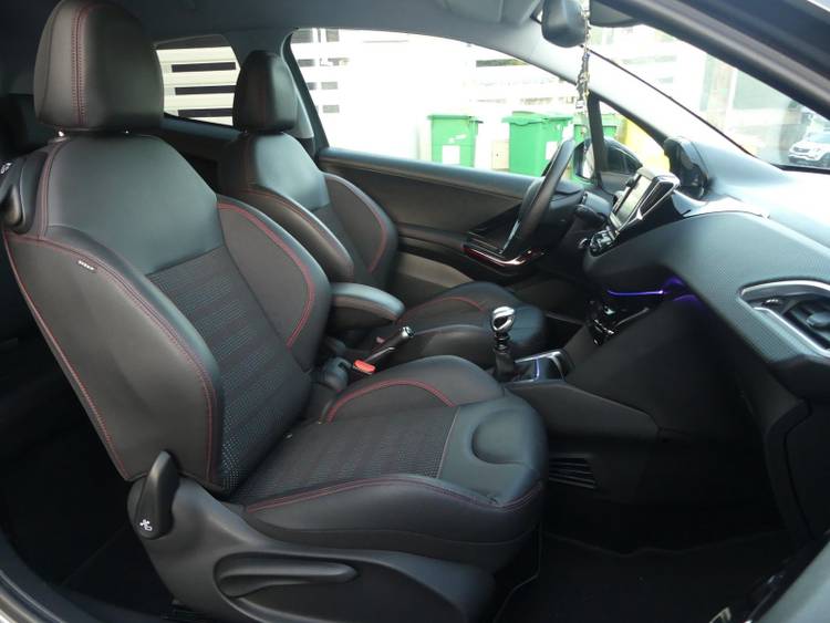 voiture occasion PEUGEOT 208 à la Réunion disponible sur noutlauto.re
