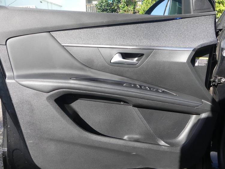 voiture occasion PEUGEOT 5008 à la Réunion disponible sur noutlauto.re
