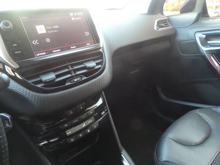 voiture occasion PEUGEOT 208 à la Réunion disponible sur noutlauto.re