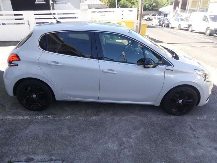 voiture occasion PEUGEOT 208 à la Réunion disponible sur noutlauto.re