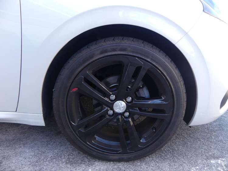voiture occasion PEUGEOT 208 à la Réunion disponible sur noutlauto.re