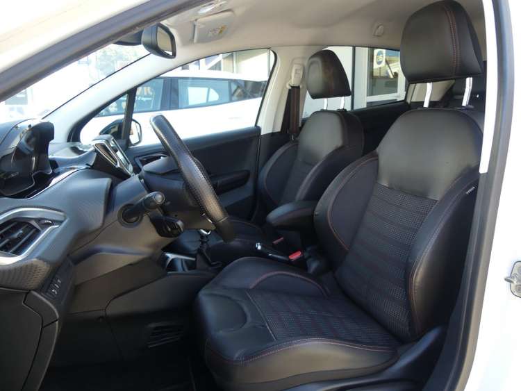 voiture occasion PEUGEOT 208 à la Réunion disponible sur noutlauto.re